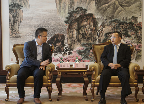 图1说明:吴锦与钱晓东一行在磁湖山庄会面